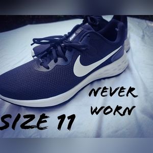 Black Nike men's cross trainer. Men's size 11. brand new.